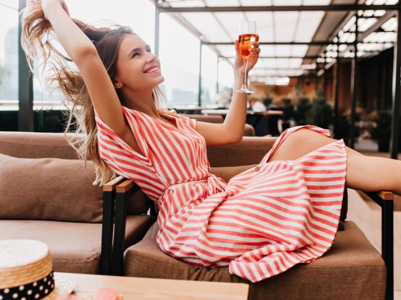 alkohol gesund Frau Wein Couch Sitzen