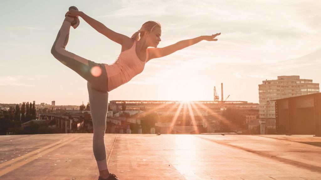 Frau Yoga Sonnenuntergang