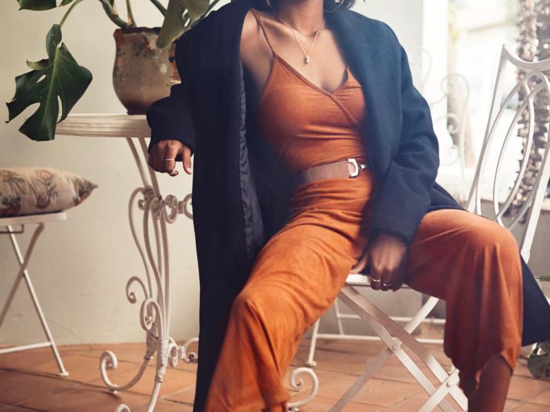 Frau Zuhause Stuhl Wohnzimmer fashion shopping