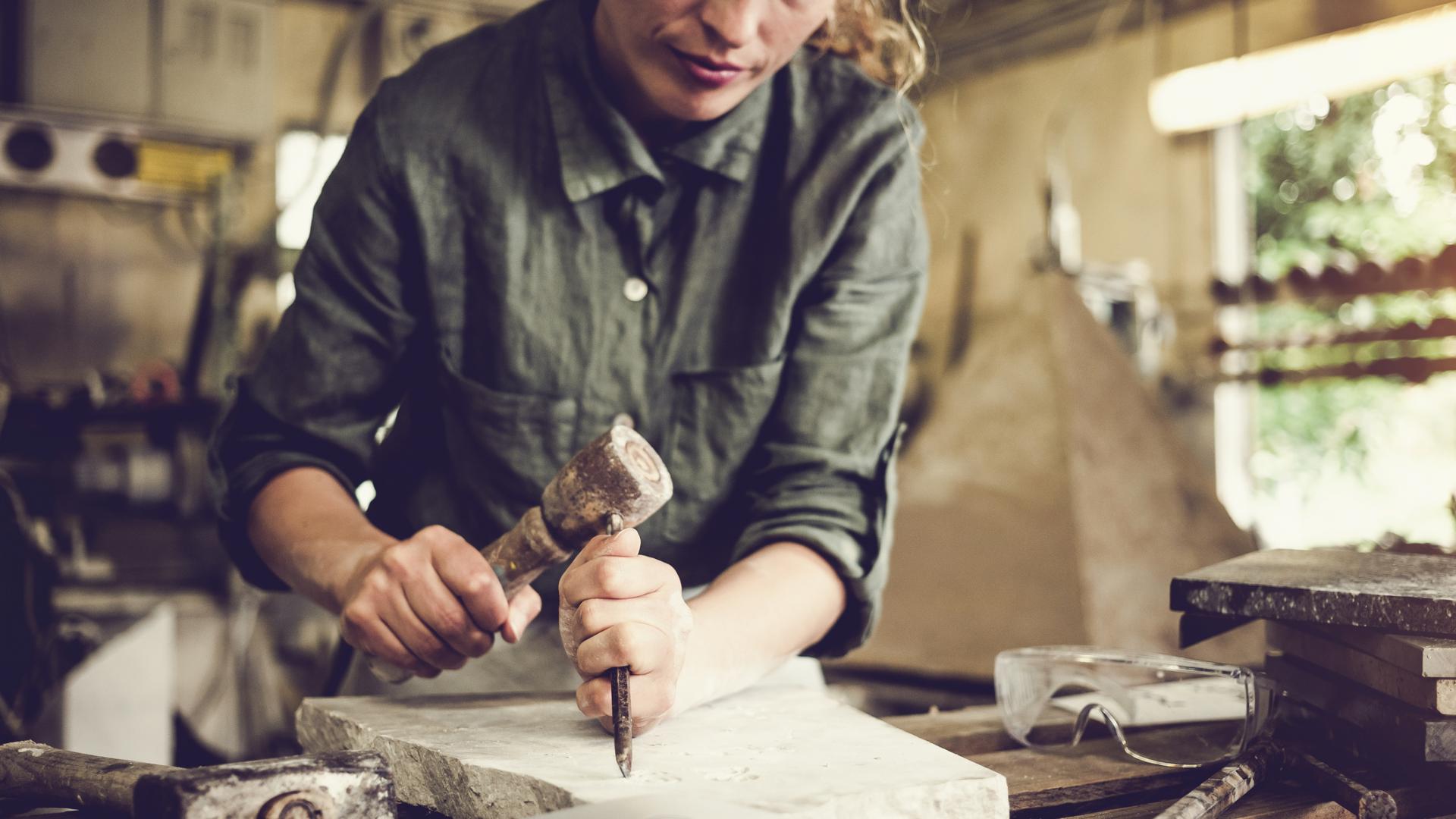 Frau hämmert Handwerk