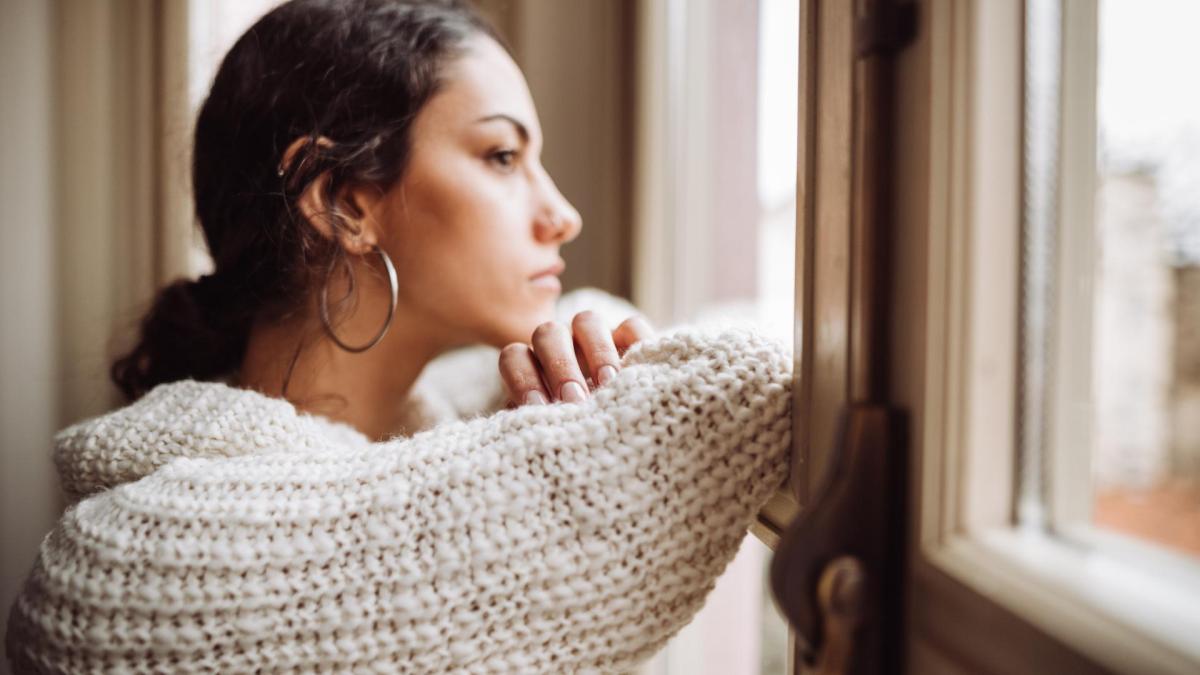 Frau melancholisch am Fenster