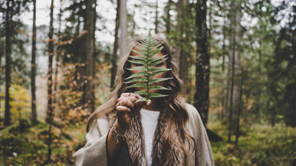 Frau mit Blatt im Wald natur
