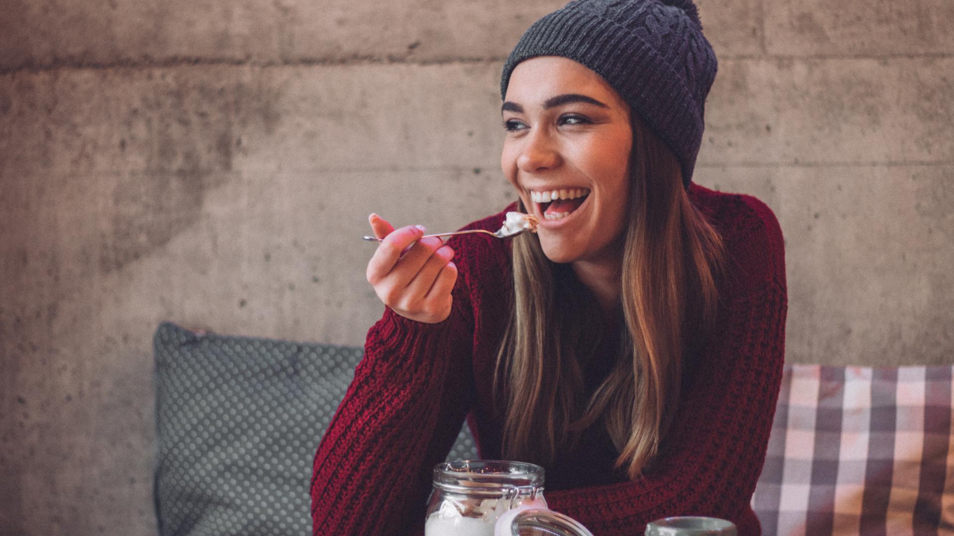 Frau mit Mütze im Café