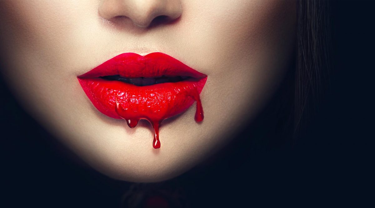 Frau mit roten Lippen aus Blut