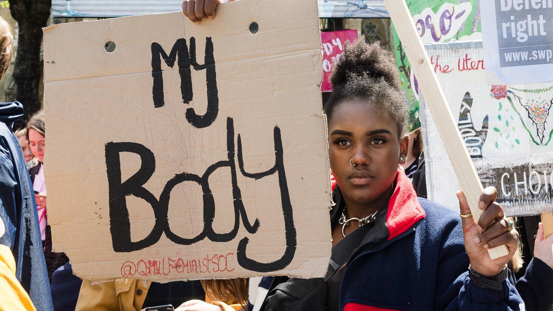 Frau protestiert für legale Abtreibungenn corona politik