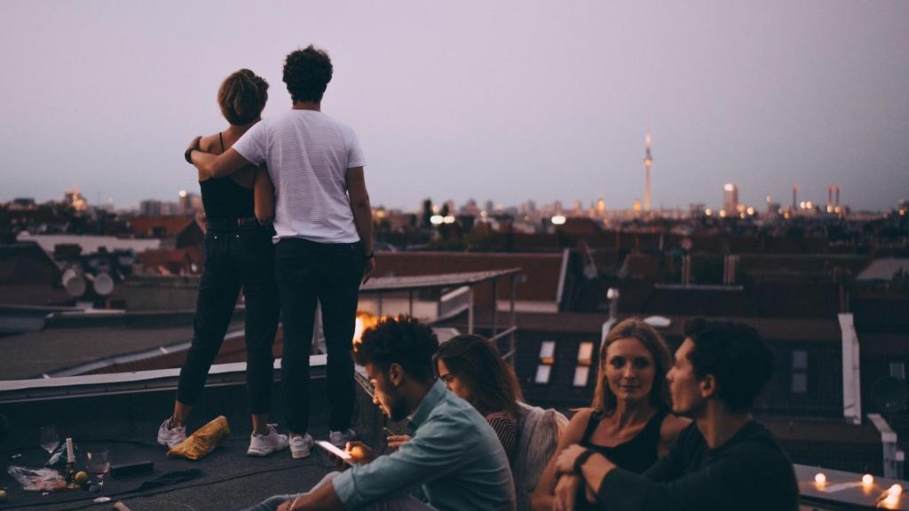 Freunde bei einer Party auf dem Dach