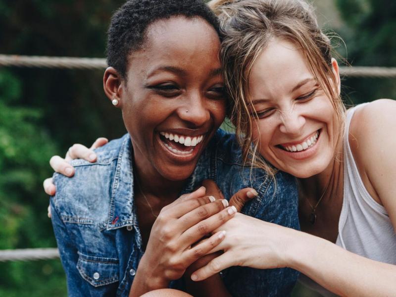Freundschaften pflegen, Tag der Freundschaft, Freundinnen, Freundschaft, Lachen, Frauen, Liebe