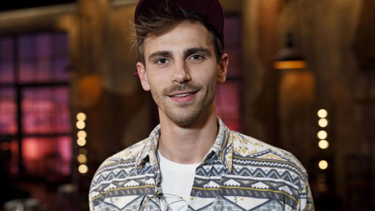 Fynn Kliemann im gemusterten Hemd bei einer Talkshow