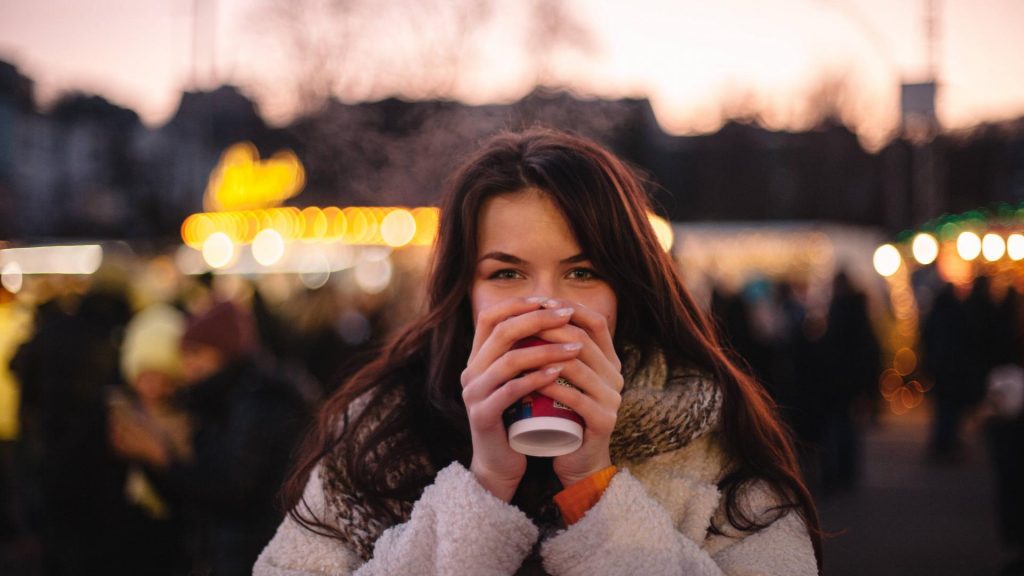 Glühweintrinken auf dem Weihnachtsmarkt To Go