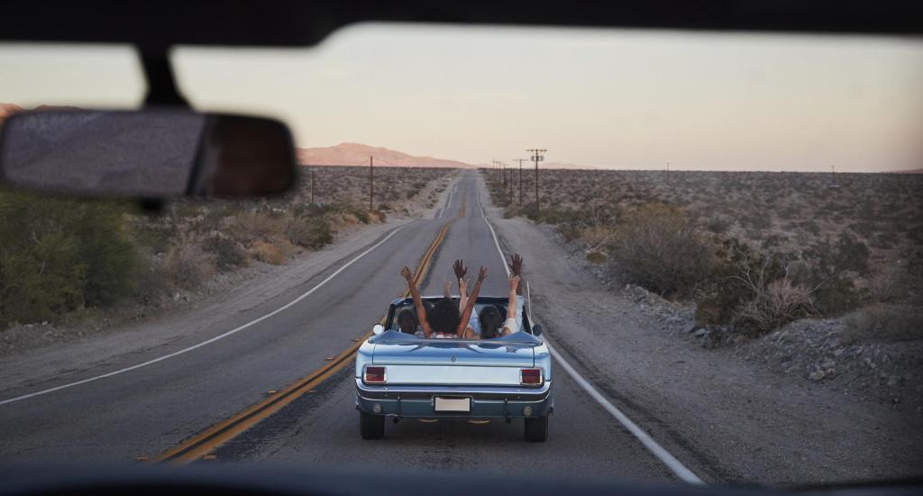 Gruppe von Freunden auf einem Roadtrip im Auto