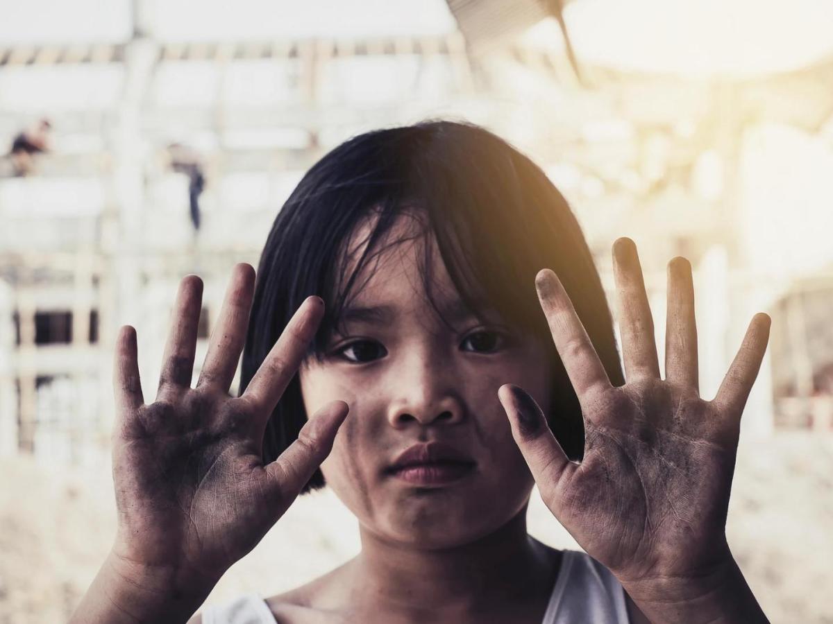Kinderarbeit junges Mädchen dreckige Hände
