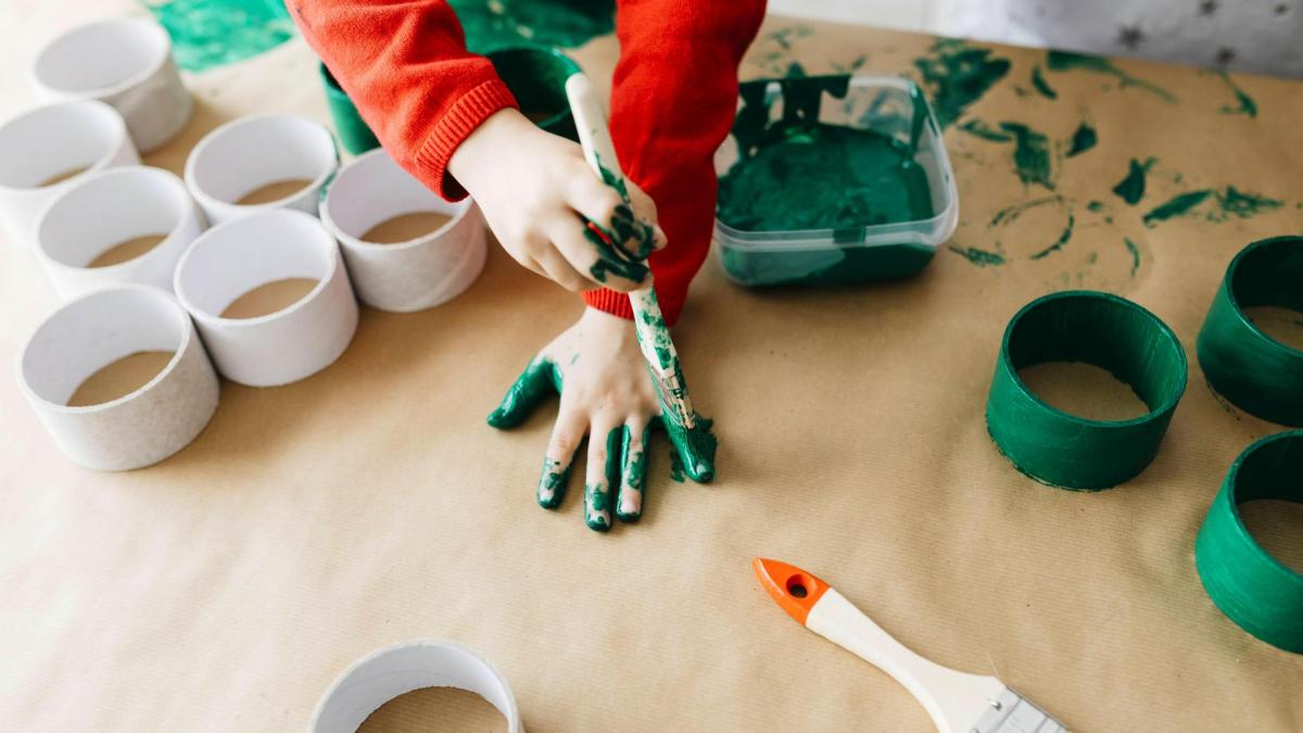 Kinderhand bastelt und malt