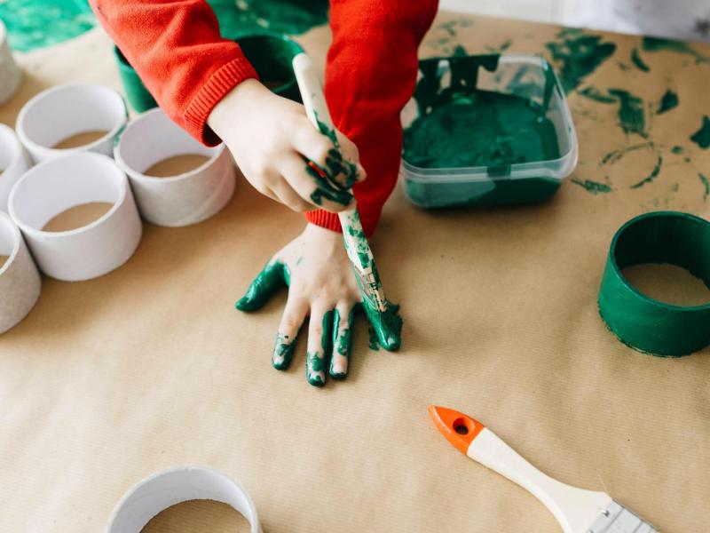 Kinderhand bastelt und malt