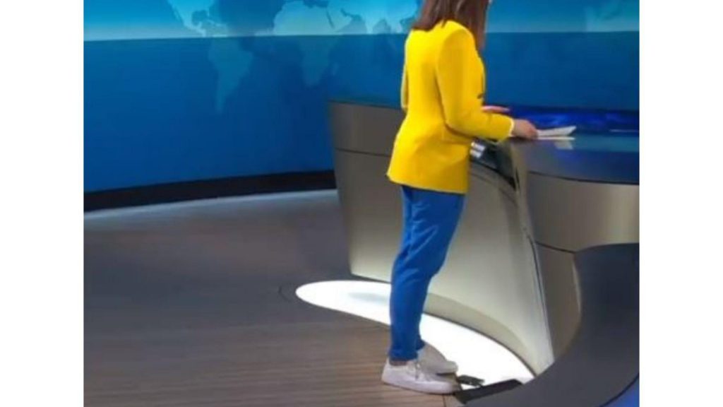 Linda Zervakis moderiert die Tagesschau in Jogginghose.