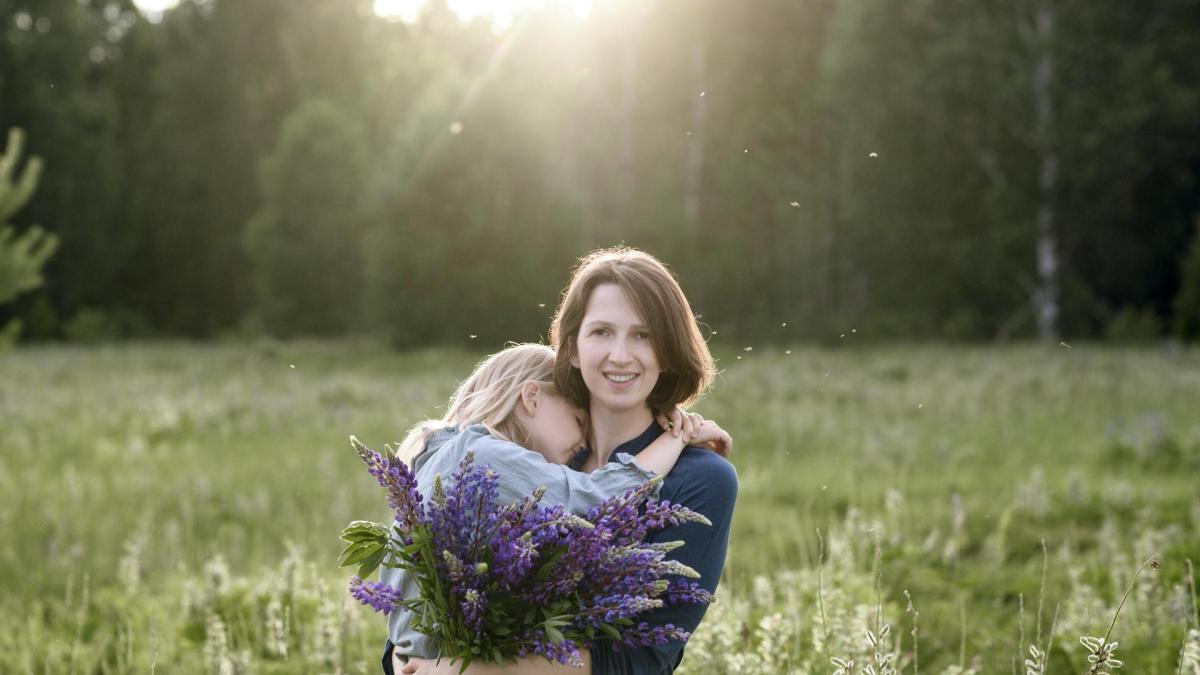 Mutter mit ihrer Tochter und Blumenstrauß