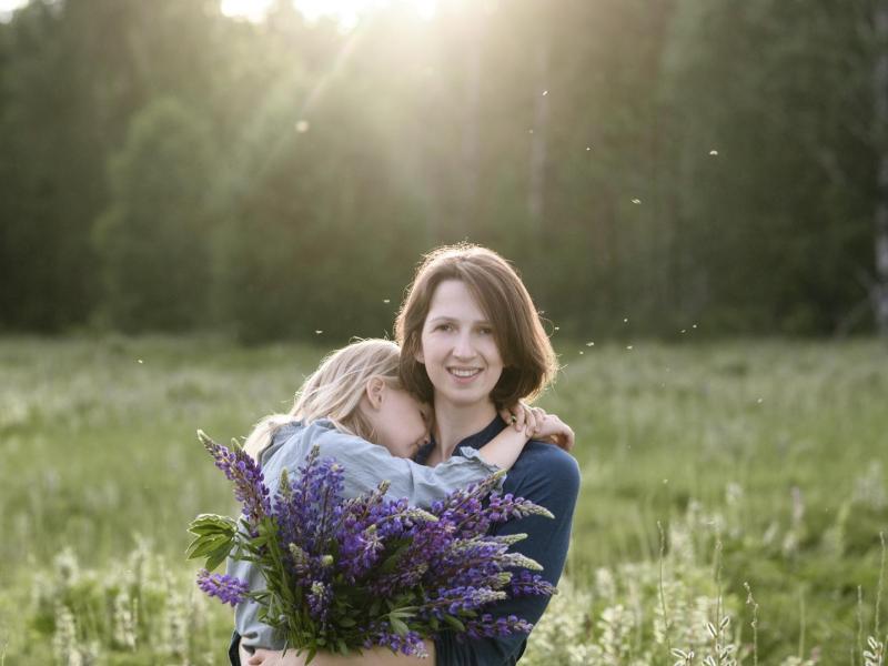 Mutter mit ihrer Tochter und Blumenstrauß