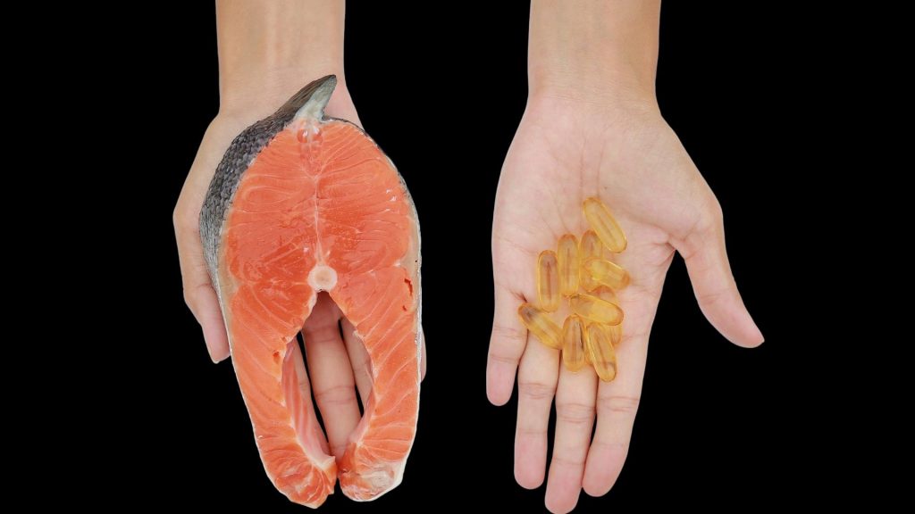 Omega-3-Fettsäuren finden sich vor allem in Fisch. Alternativ greifen viele zu Kapseln.