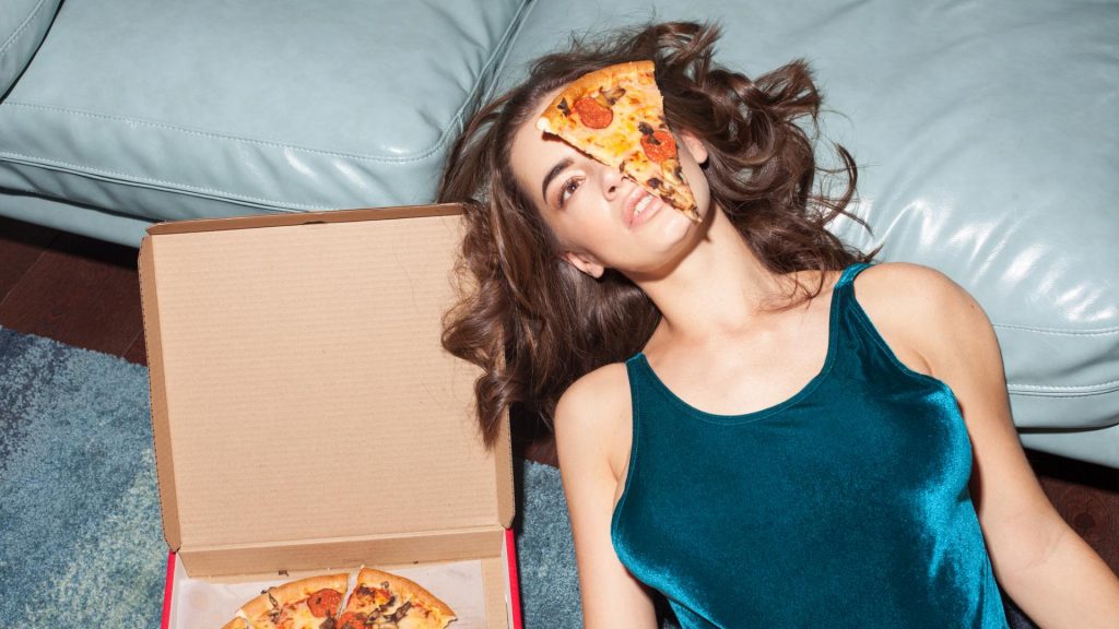 Pizza Frau, Essen auf dem Bodem