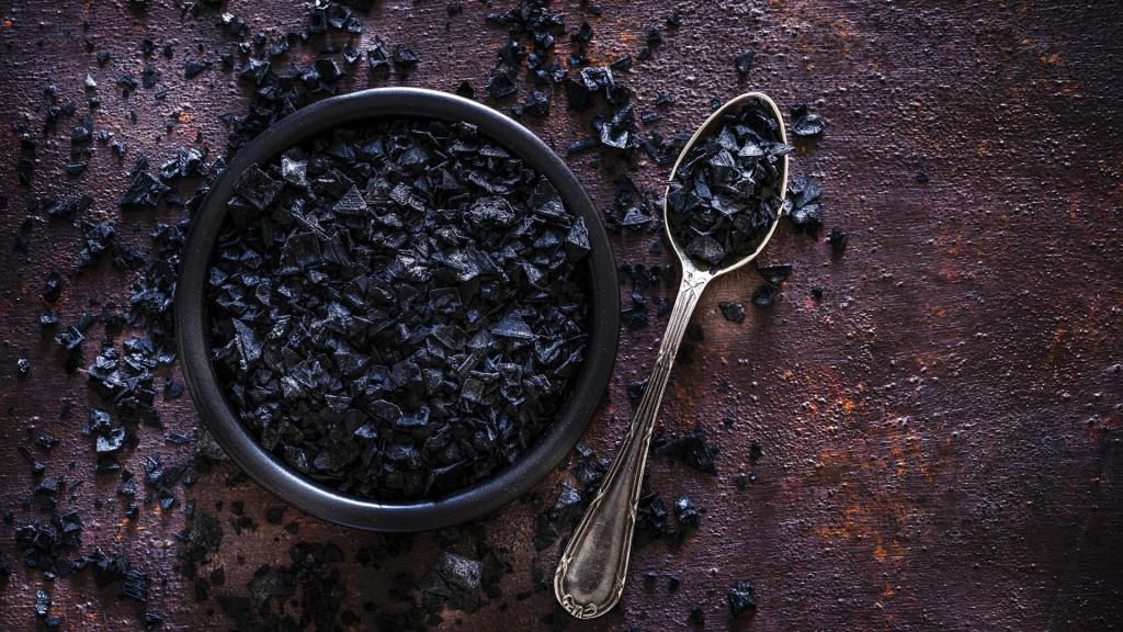 Schwarzes Salz essen gericht kochen löffel
