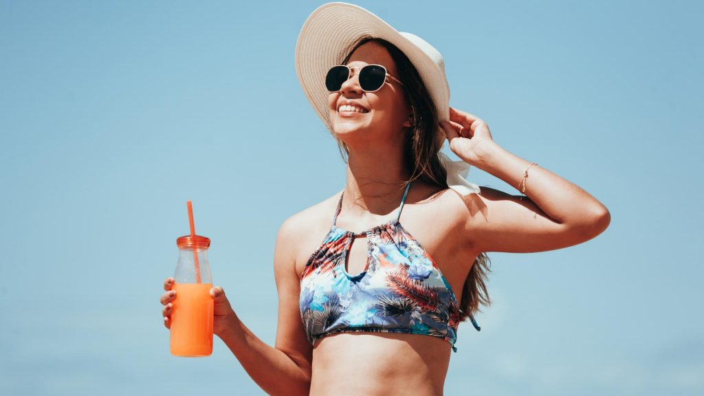 Sommer Strand Bikini Trinken Sonnenhut Sonnenbrille