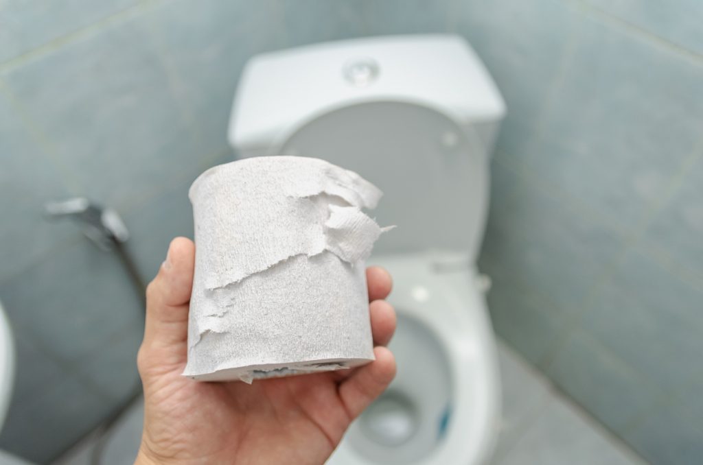Toilettenpapier nicht auf die Klobrille legen