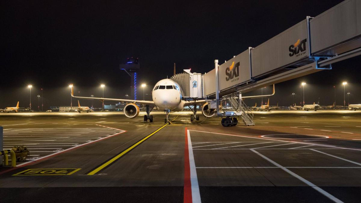 Verkehr Flughafen BER Eroeffnung Mit 9 Jahren Verspaetung wurde am 31. Oktober 2020 der Flughafen Berlin-Brandenburg BER