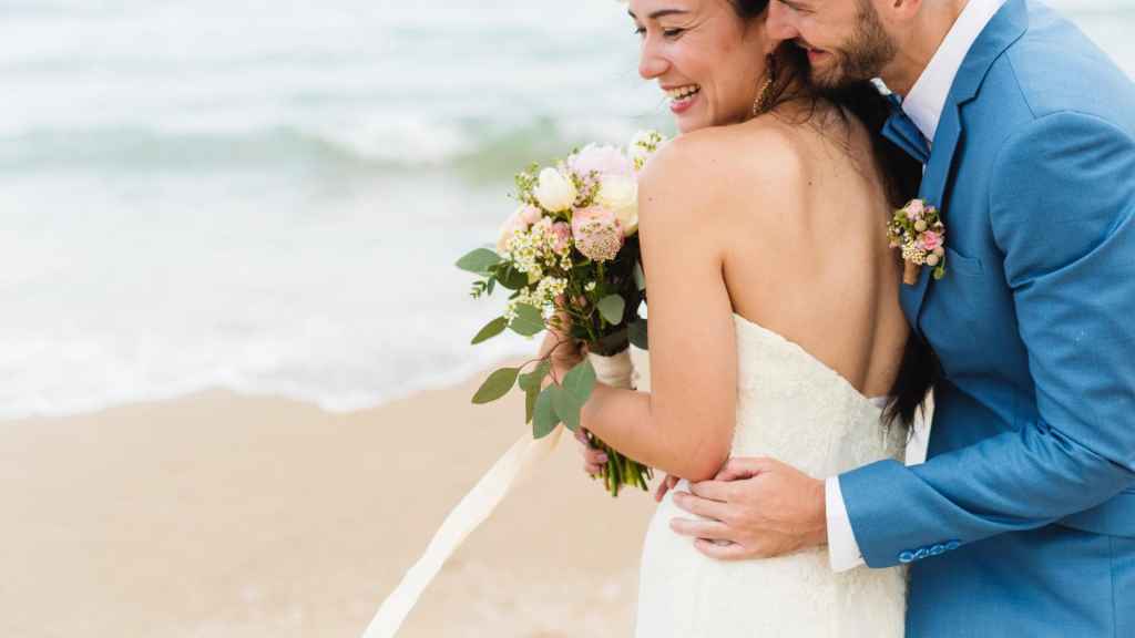 Verliebtes und fröhliches Pärchen am Strand