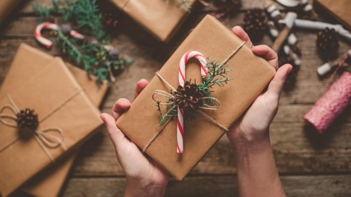 Weihnachtsgeschenke verpacken, Packpapier, Natur