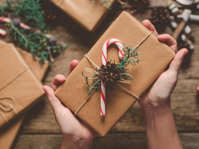 Weihnachtsgeschenke verpacken, Packpapier, Natur