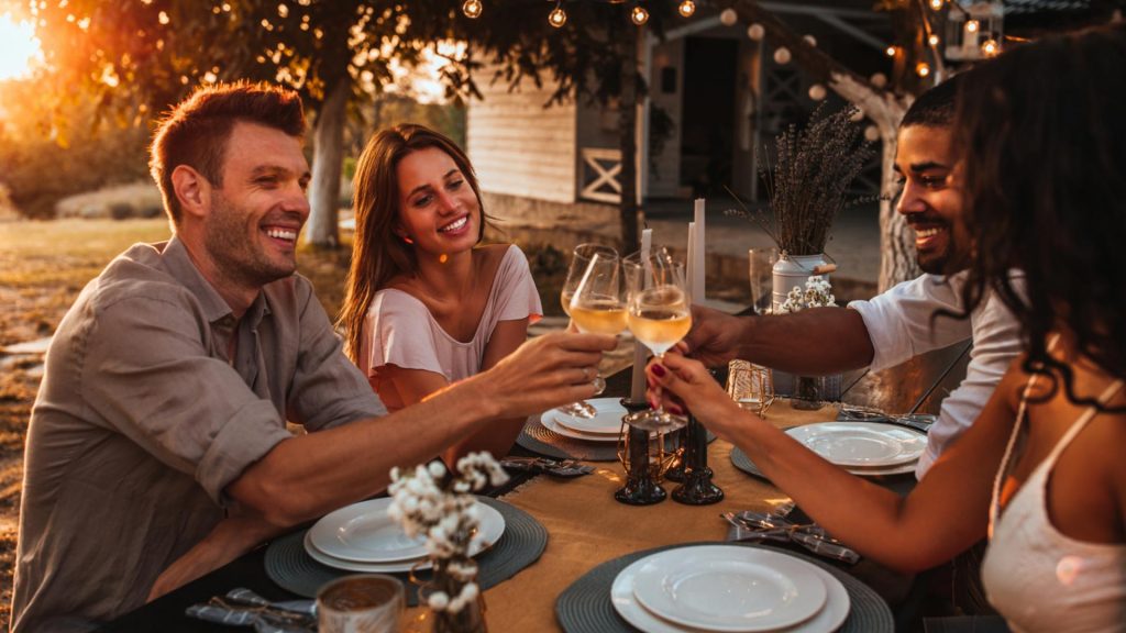 Weißwein Sorten menschen freunde dinner wein pärchen romantisch essen trinken