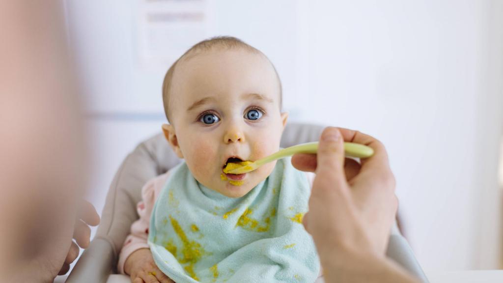 baby isst babyanahrung brei essen lecker hochstuhl mama kind