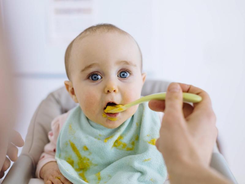 baby isst babyanahrung brei essen lecker hochstuhl mama kind