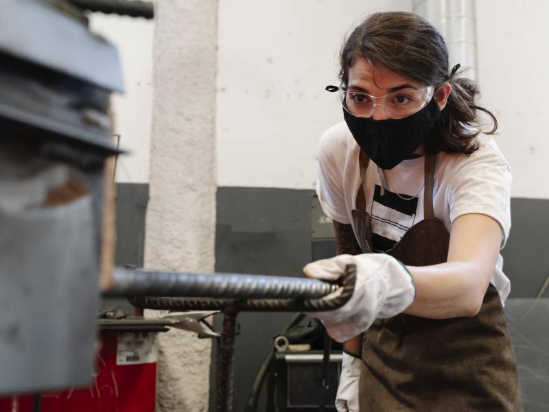 frau handwerk arbeit schürze maske lockddown corona