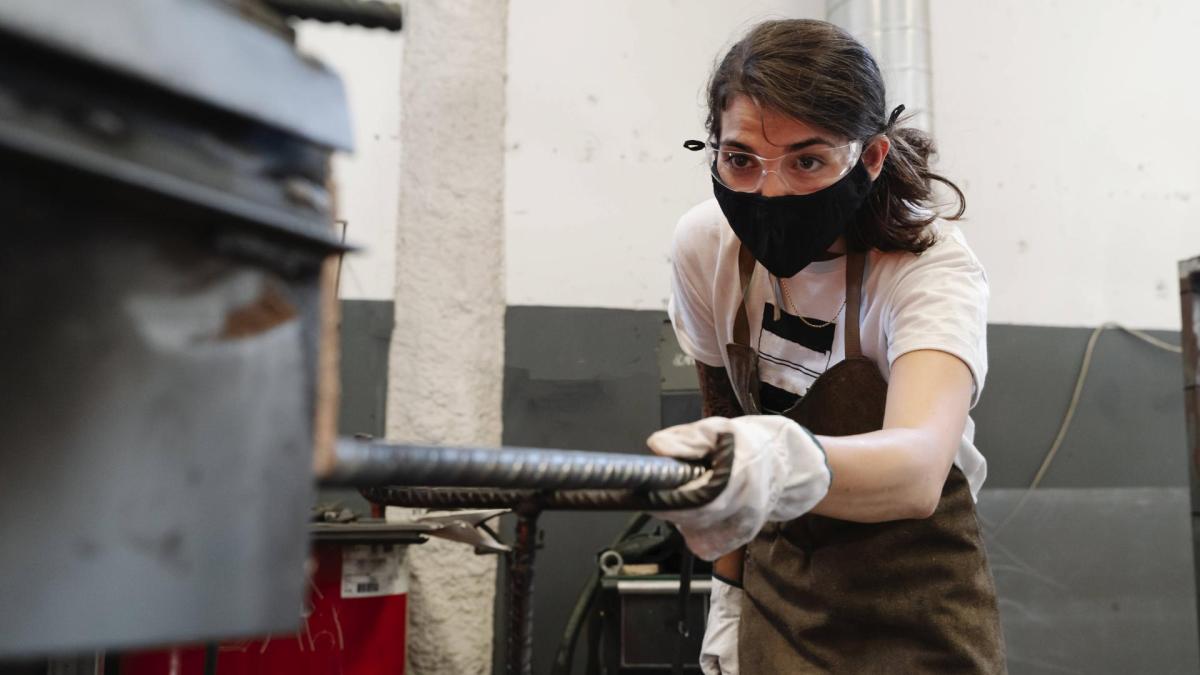 frau handwerk arbeit schürze maske lockddown corona