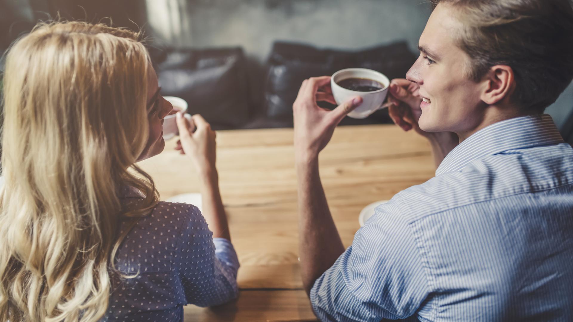 frau und mann trinken kaffee zusammen