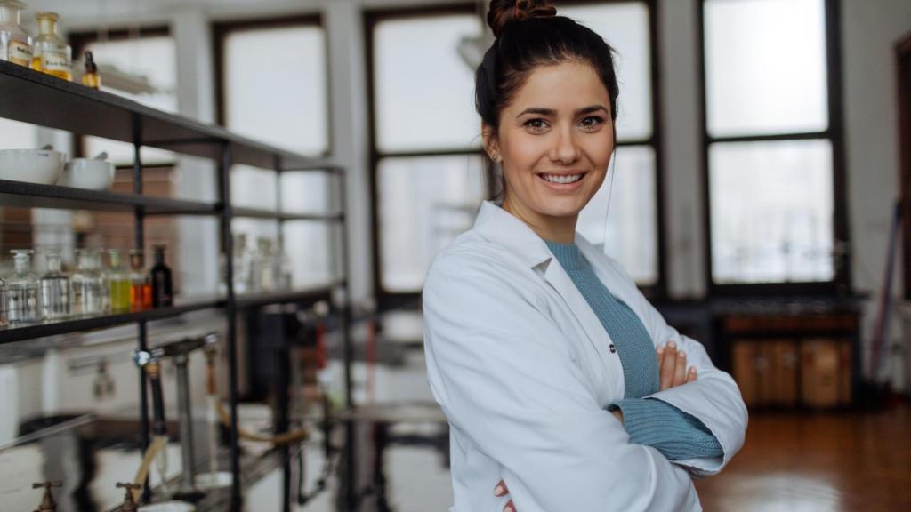 lächelnde Forscherin in Chemie Labor