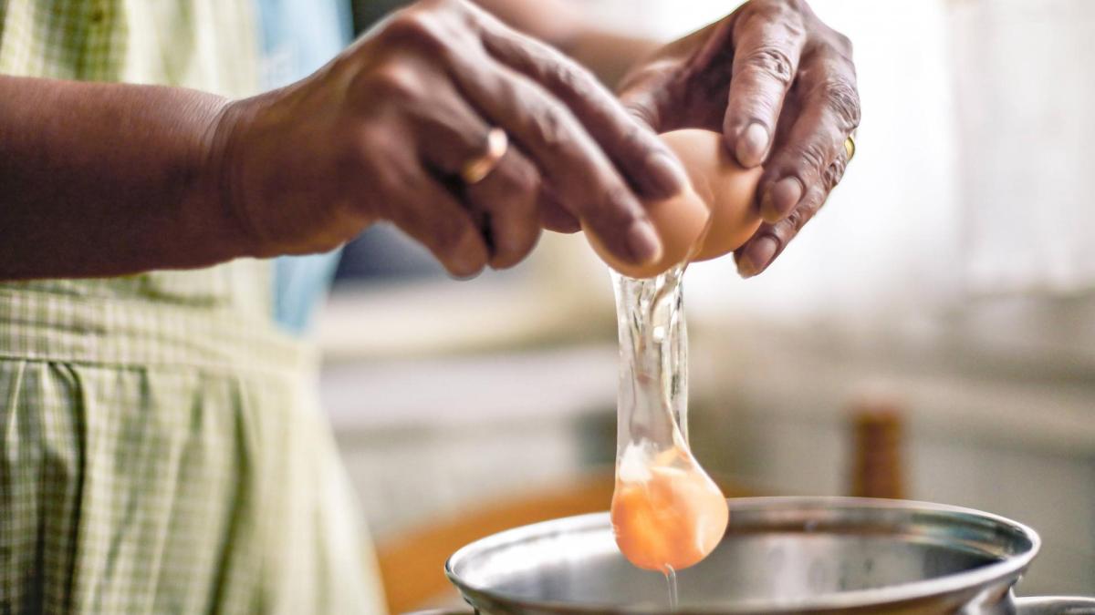 oma küche eier backen