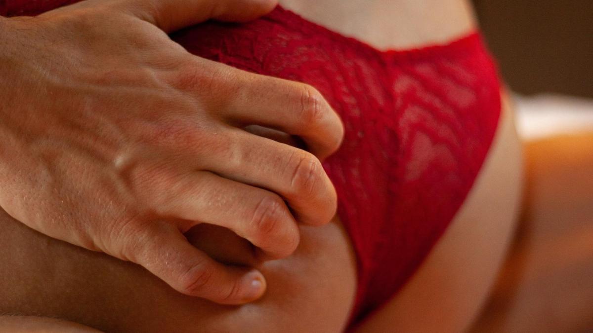 sex unterhose slip sexstellung mann frau bett unterwäsche