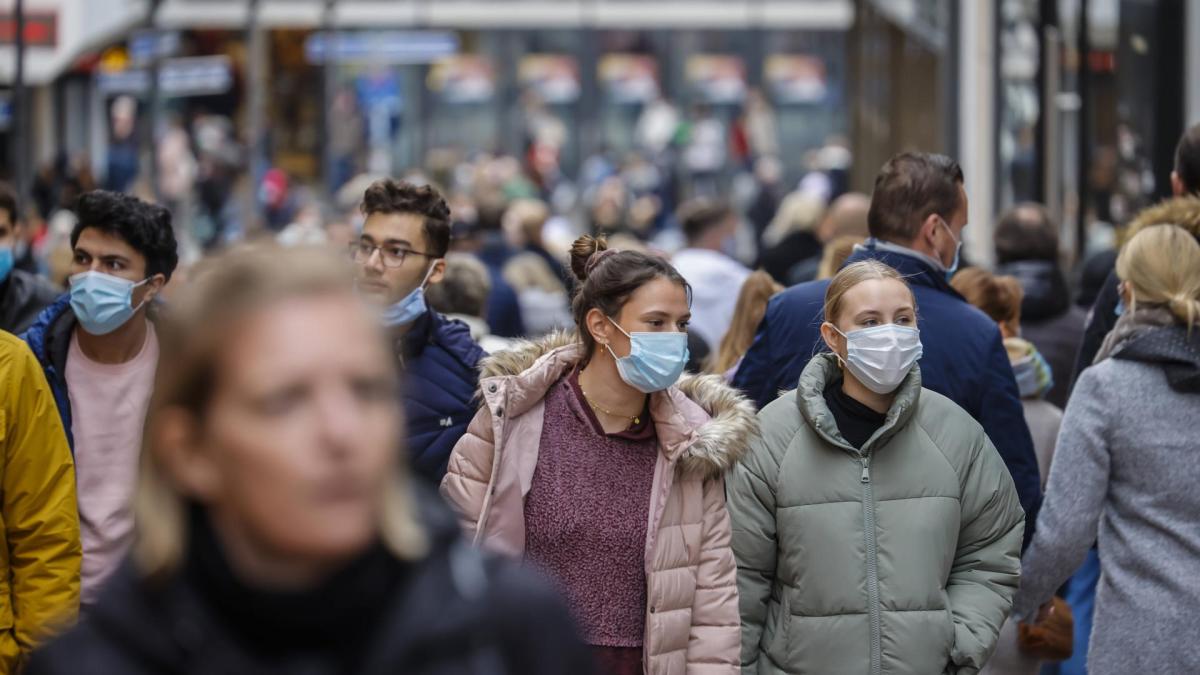 straße menschen maske weihnachten