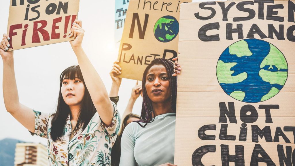 zwei Frauen demonstrieren gegen den Klimawandel