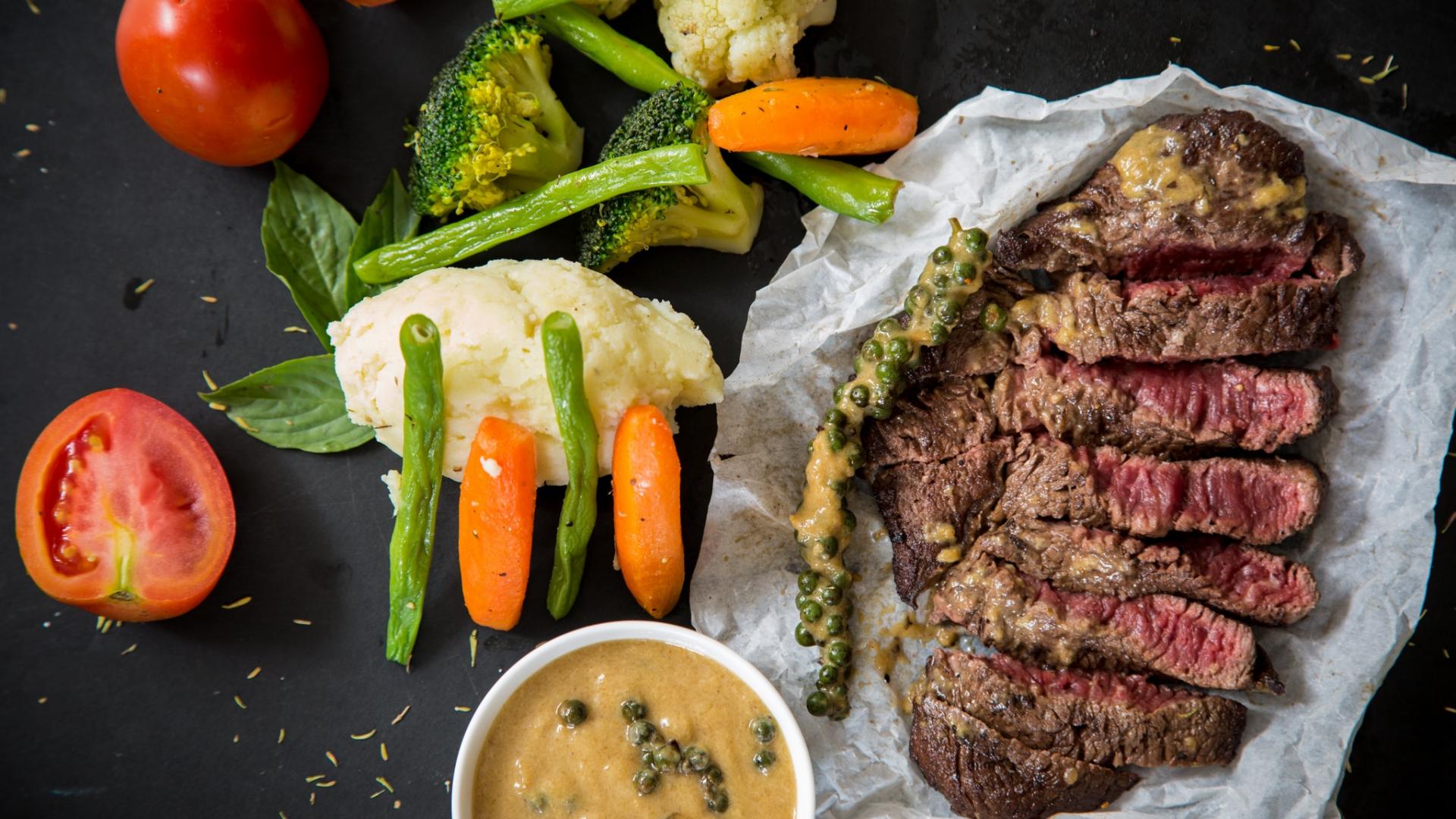 Stück Steak mit Gemüse und Dip sind für Flexiganer erlaubt.