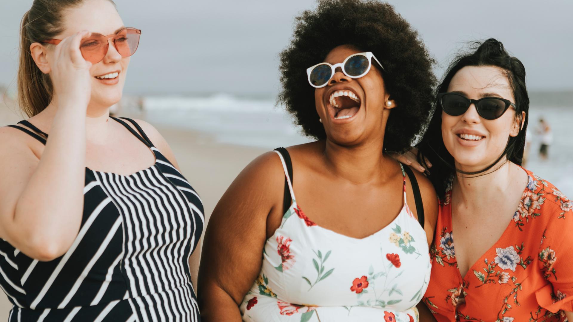 Drei kurvige Frauen lachen