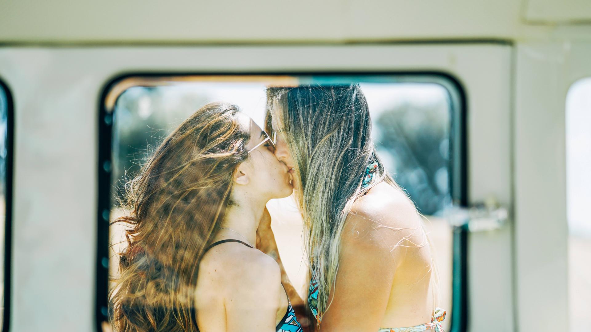 Lesbisches Pärchen küsst sich
