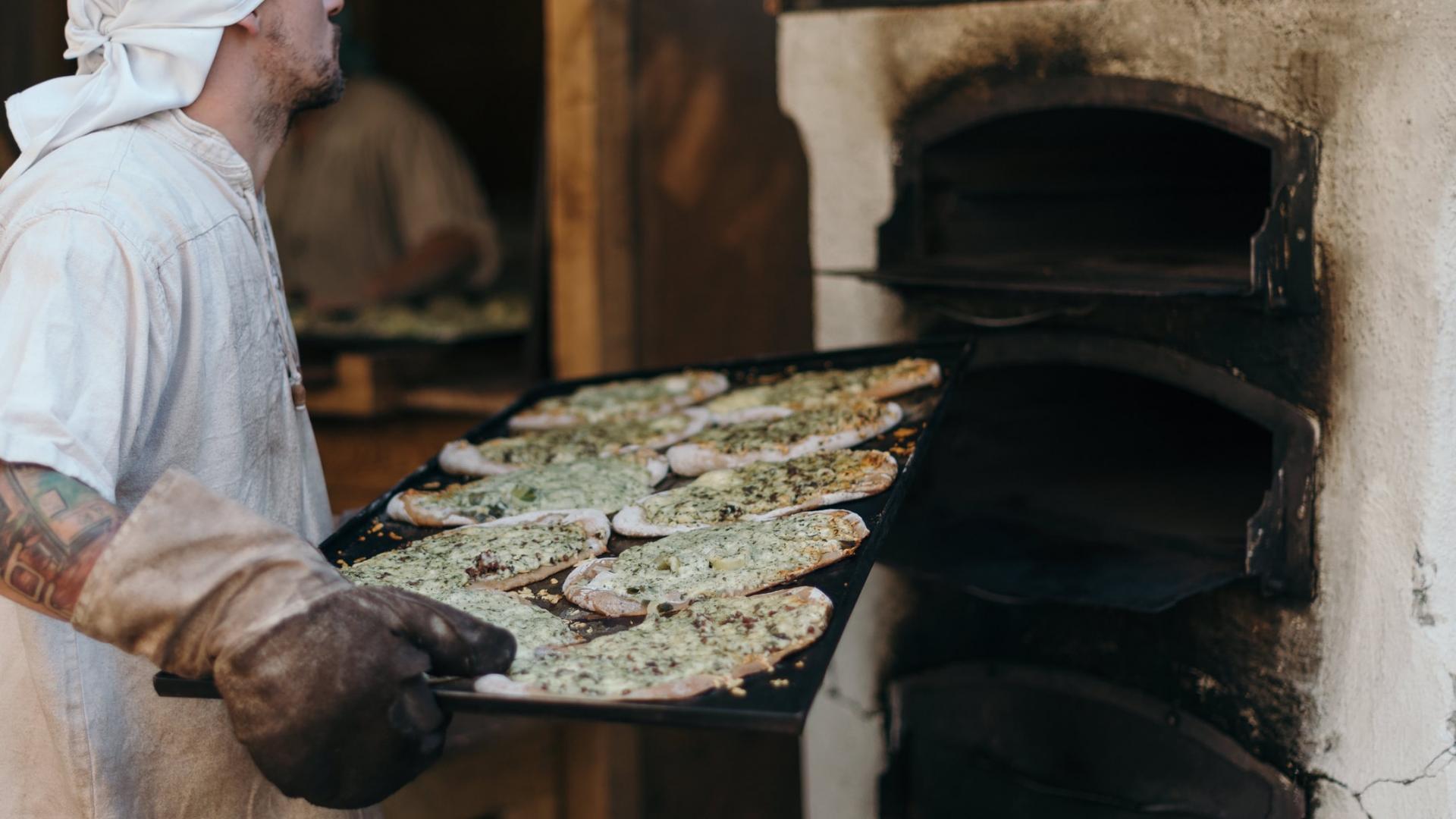 Pizzabäcker bei der Arbeit