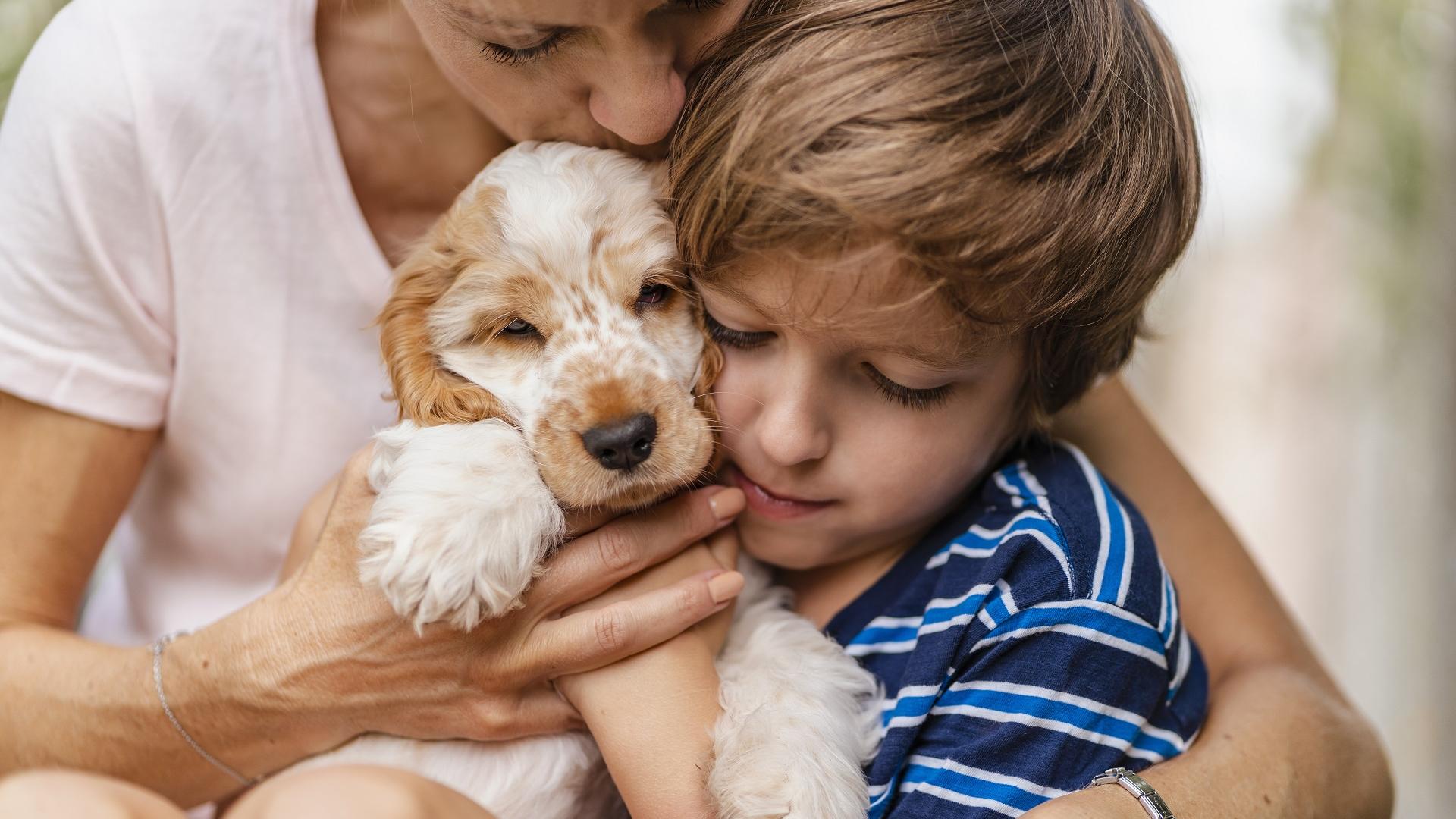 Mutter und sohn , die kuscheln