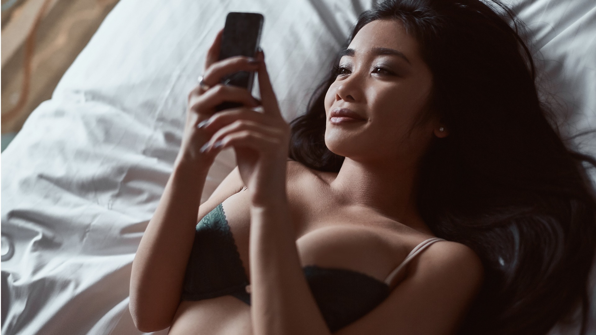 Frau sextet mit sexy Unterwäsche