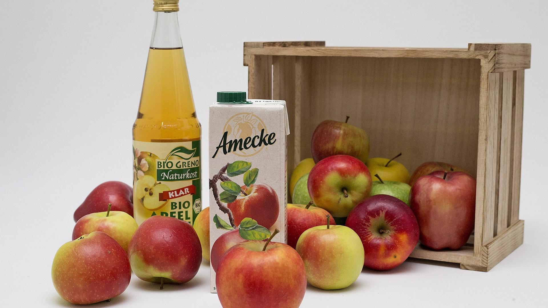 Tetrapack und Glasflasche mit Apfelsaft