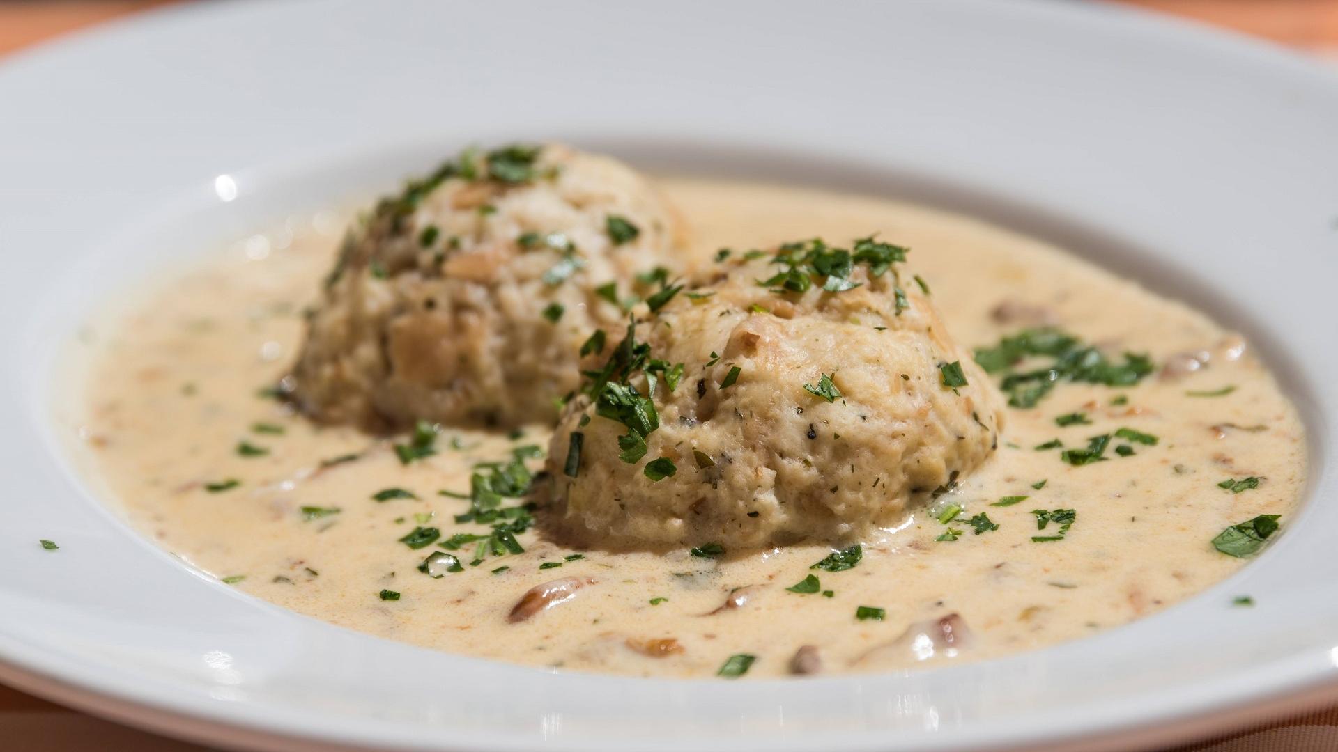 Pfifferlings-Ragout mit vegetarischem Speck und Semmelknödeln