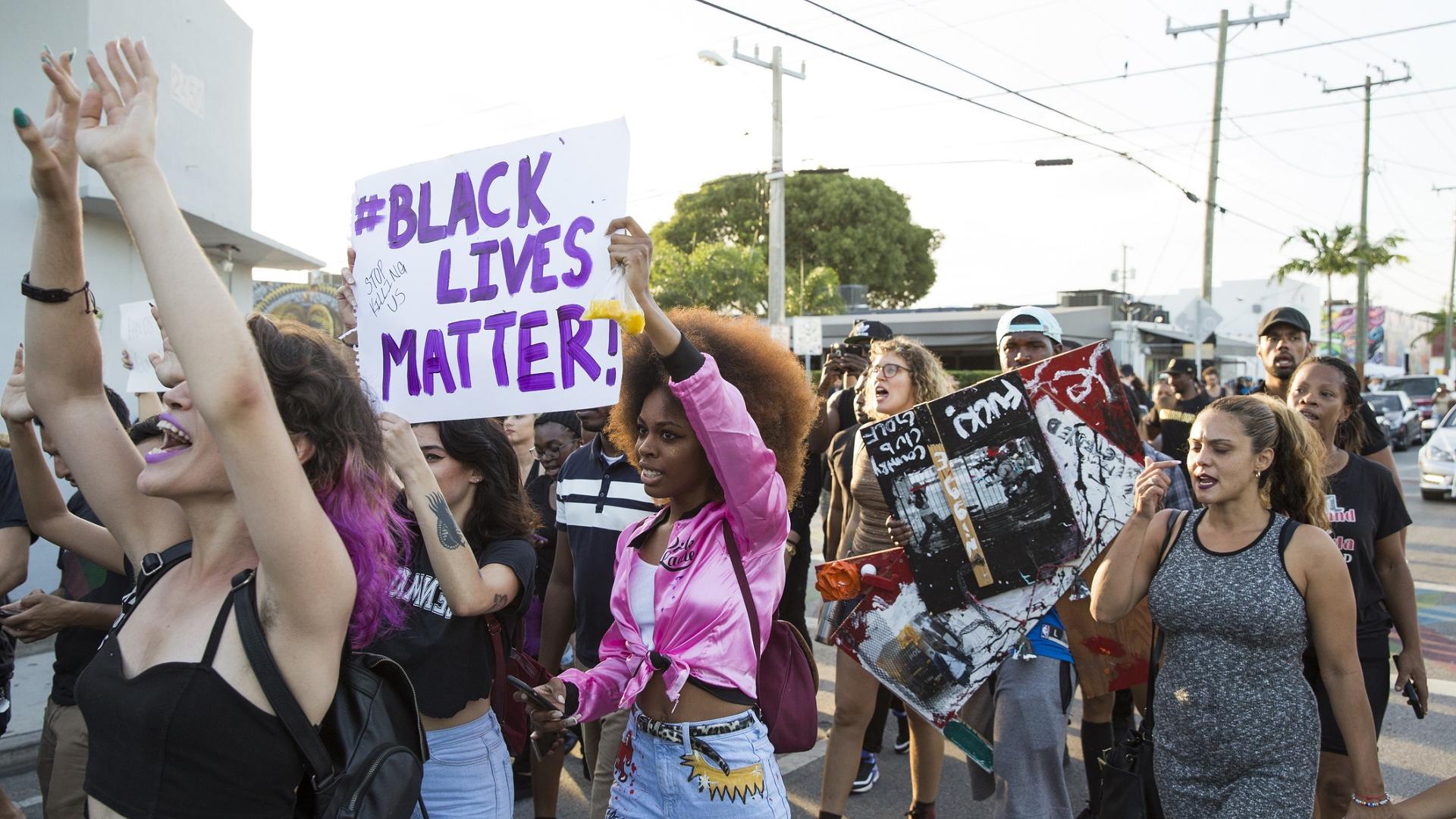 Frauen auf einem blacklivesmatter March