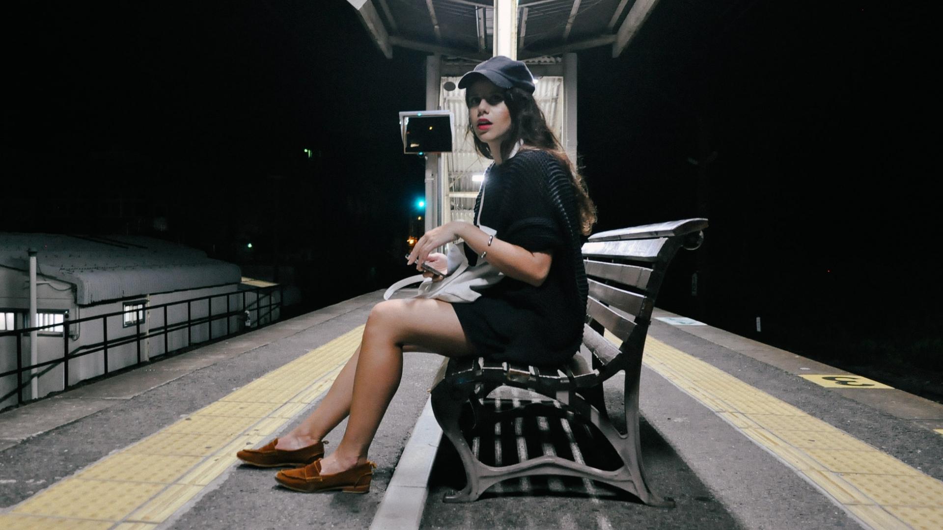 Frau in der U-Bahn